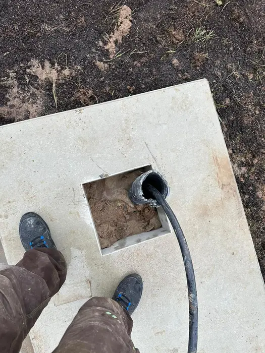Kabeleinführung mit Leerrohr durch die Betonplatte