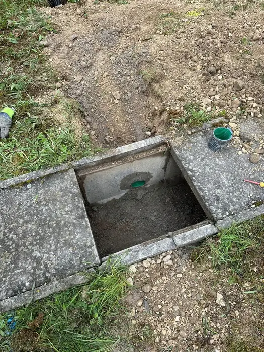 Geöffneter Kabelschacht während der Trassenarbeiten