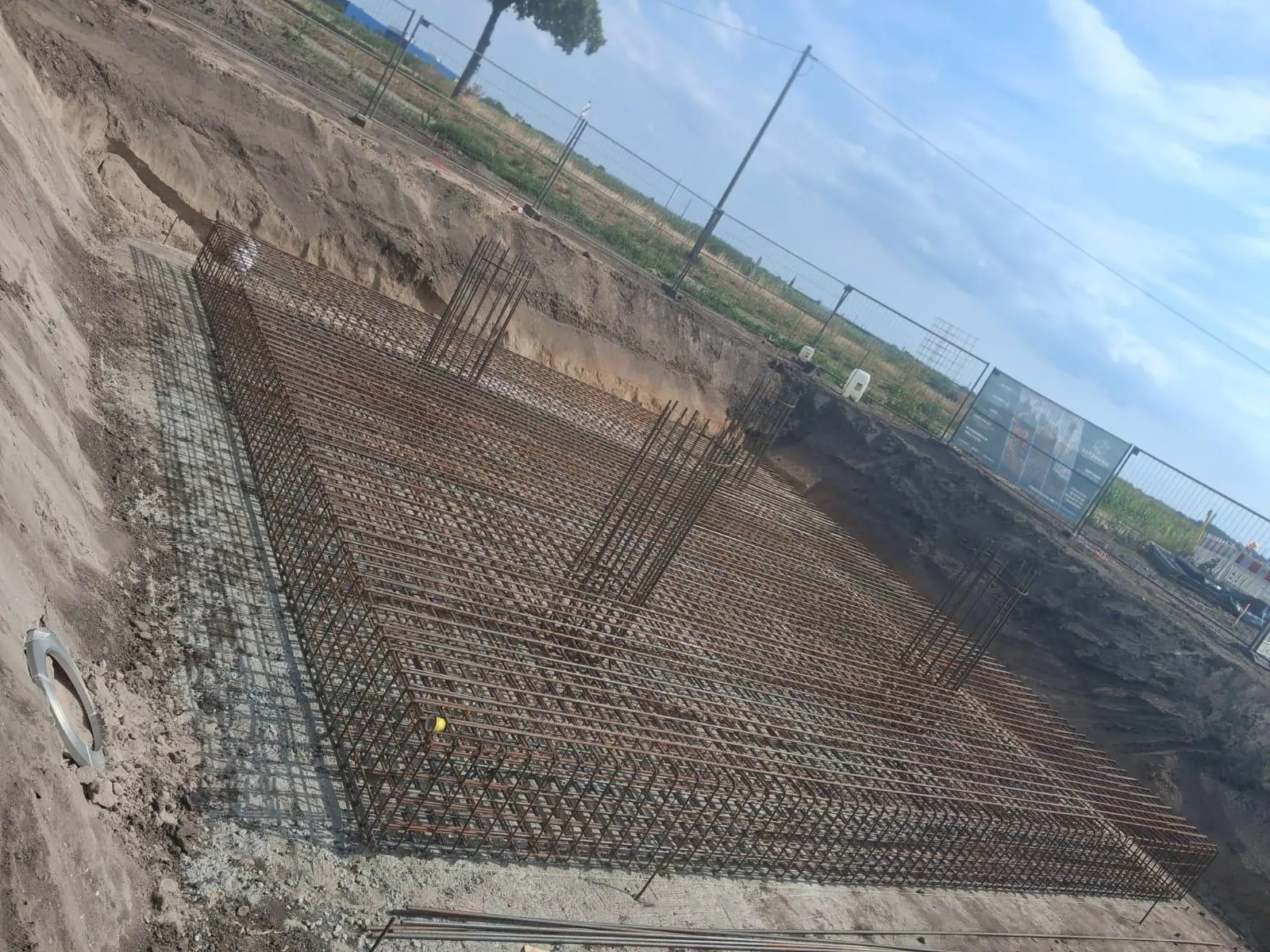 Bewehrtes Funkmastfundament in der Baugrube