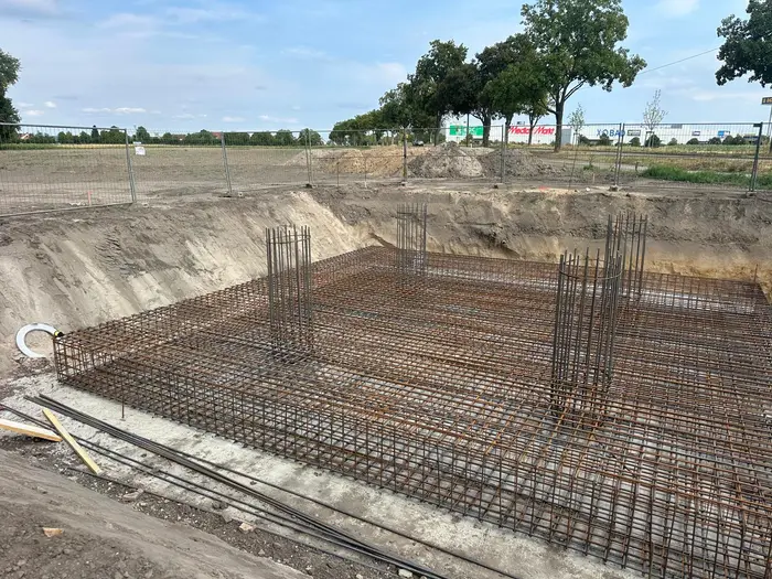 Bewehrtes Fundament in der Baugrube eines Mobilfunkstandorts