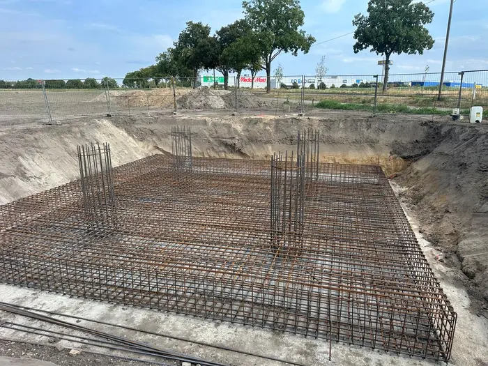 Übersicht der bewehrten Fundamentfläche in der Baugrube