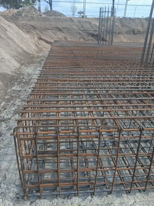 Bewehrungskorb eines Funkmastfundaments vor der Betonage
