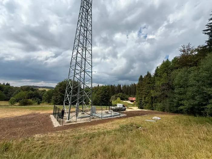 Übersicht des Standorts mit Mast, Technikfläche und Einfriedung