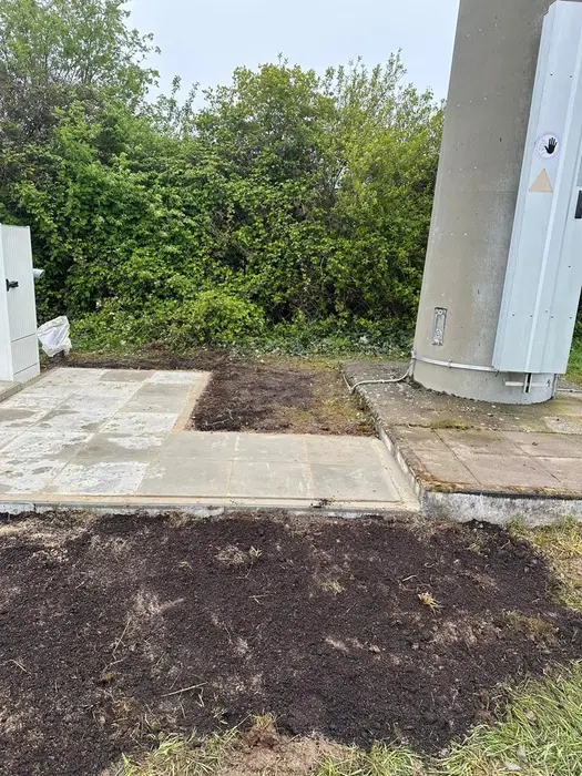 Plattenbelag am Mastfuß des Standorts