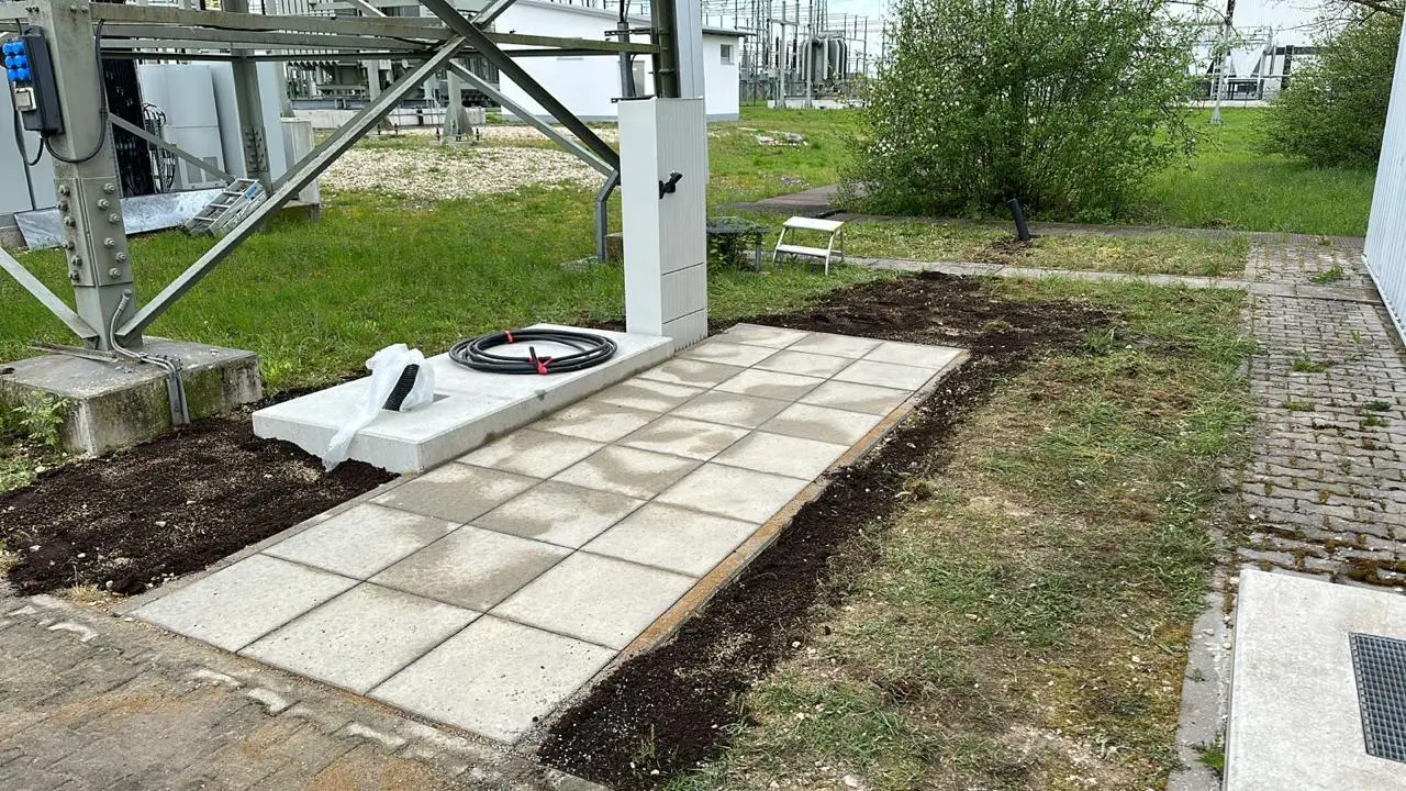 Befestigte Technikfläche in Plattenbauweise